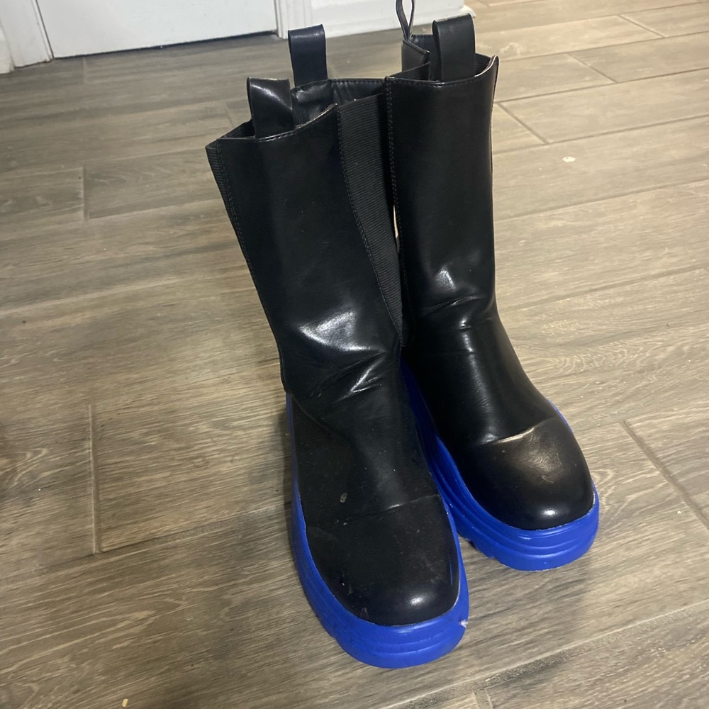 Chic Black Boots with Vibrant Blue Soles